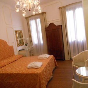 Camera con letto king size